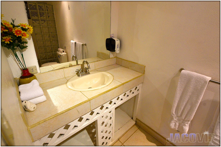 Bathroom for bedroom 6