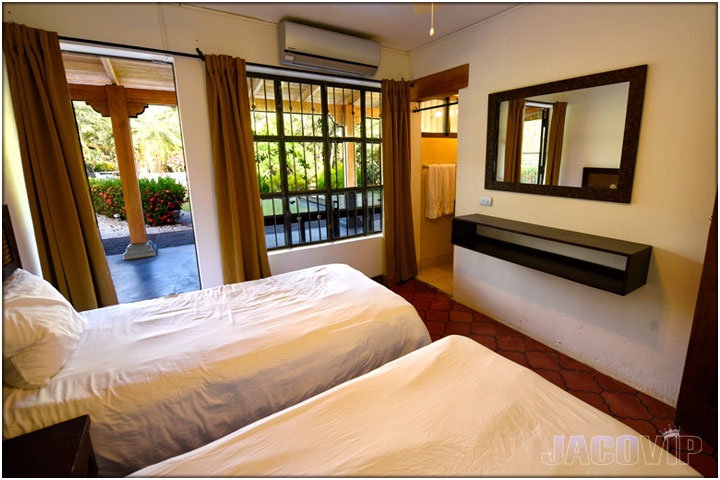 2 Single beds facing the backyard