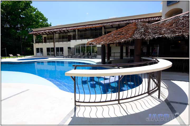 Larege resort style pool