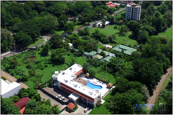 Larege resort style pool