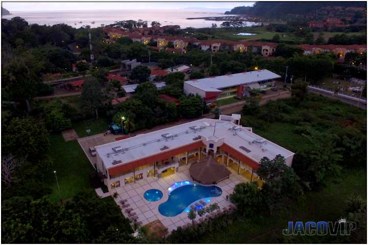 Larege resort style pool