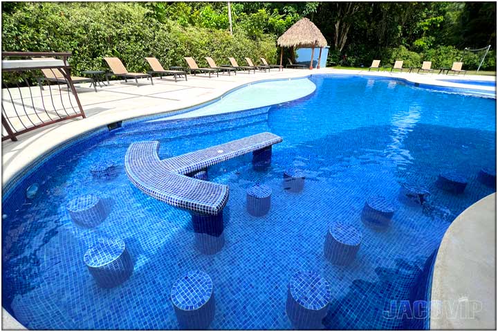 Larege resort style pool