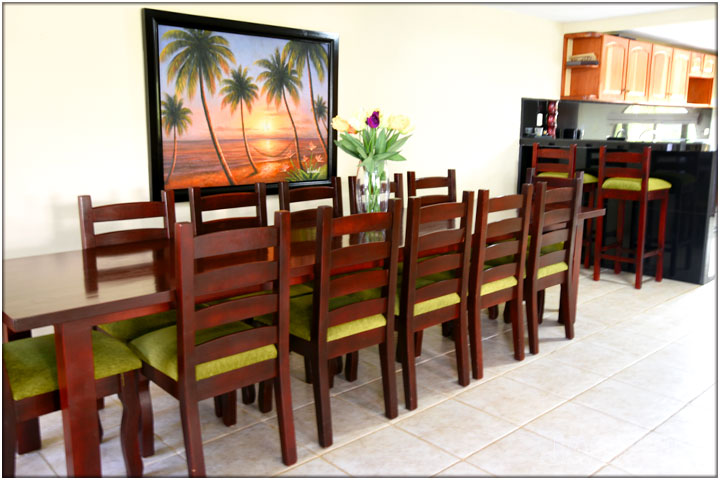 Dining taareable with tropical artwork