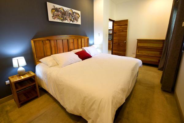1 King size bed in bedroom #12