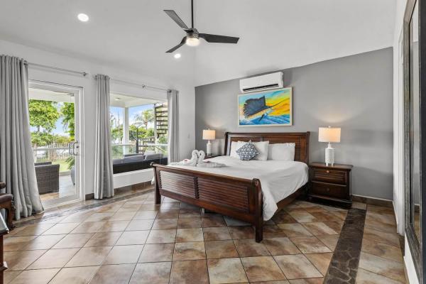 1 King Size Bed in master bedroom at Casa Blanca