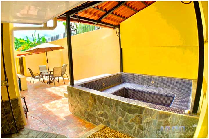 Small plunge pool jacuzzi style