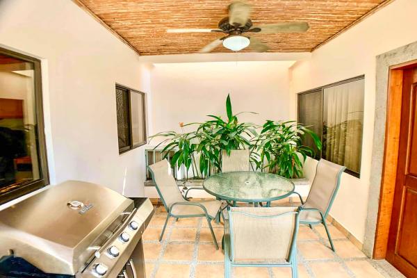 gas bbq grill and table with chairs at casa cuatro