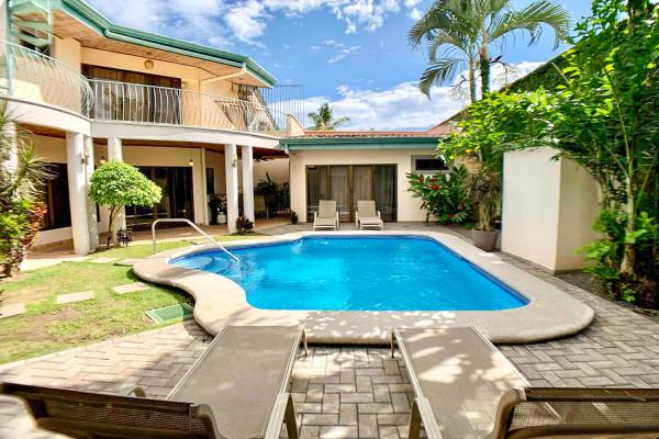 Casa Cuatro Villa Arena swimming pool and lounge sun chairs