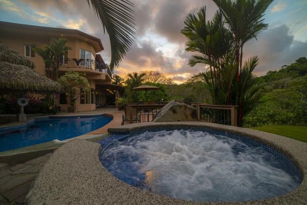 View of the outdoor jacuzzi at Casa Oasis in Costa Rica