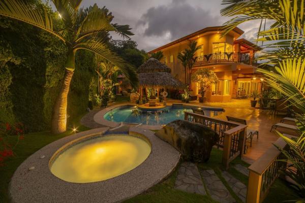 Jacuzzi, Pool and patio at Casa Oasis