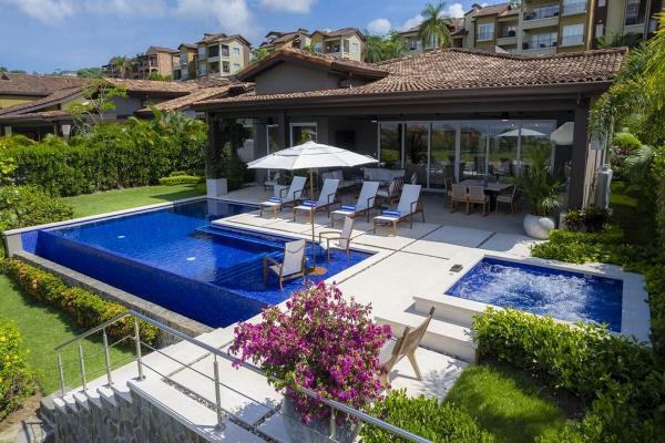 Lateral view of the patio at Casa Ohana