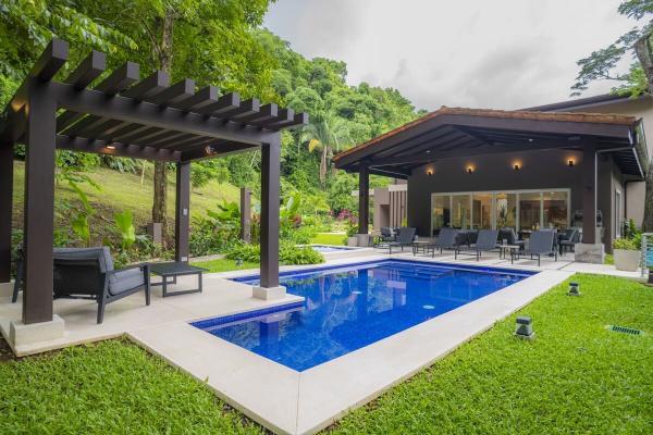 View of the pool and back patio at Casa Selva Tica