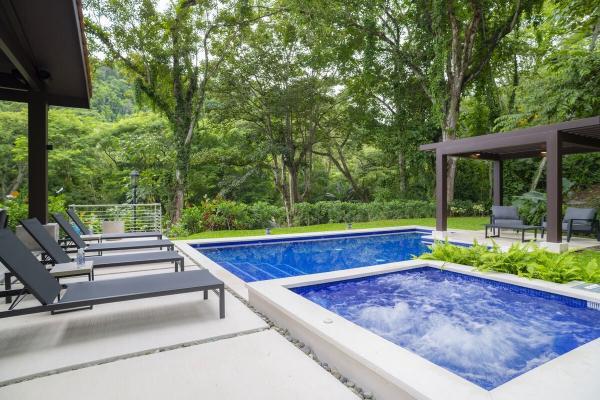 View of the Pool and Jacuzzi at Casa Selva Tica