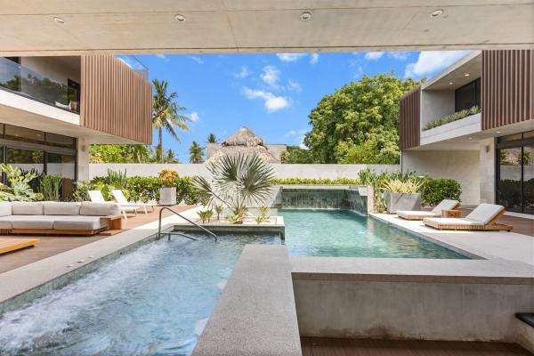 Pool fountain and waterfall feature Aquarius Villa Sirena Jaco