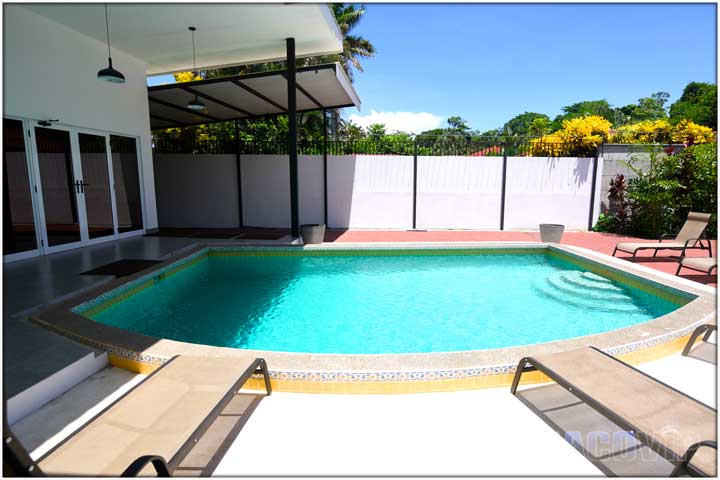 Side view of pool and white wall