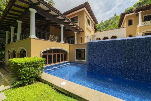 View of the swim-up pool bar at Casa Zafiro in Los Suenos