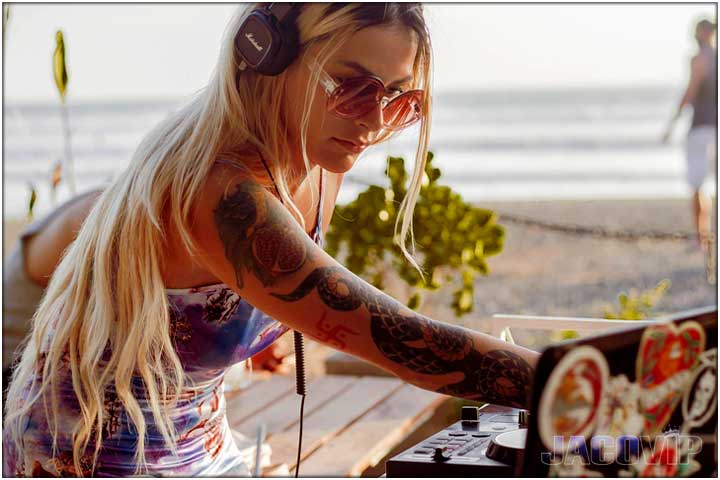 Female DJ spinning tunes at El Point in Jaco Beach