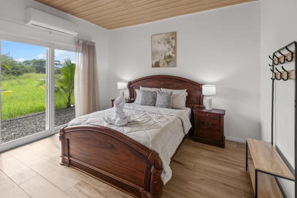1 Queen Bed Hermosa-sun-bedroom-3-1