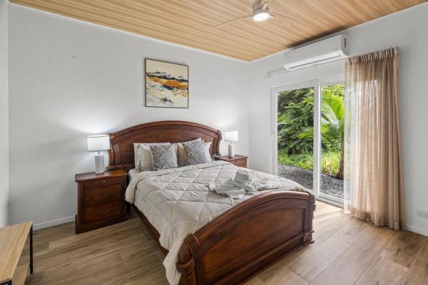 1 Queen Bed Hermosa-sun-bedroom-4-1