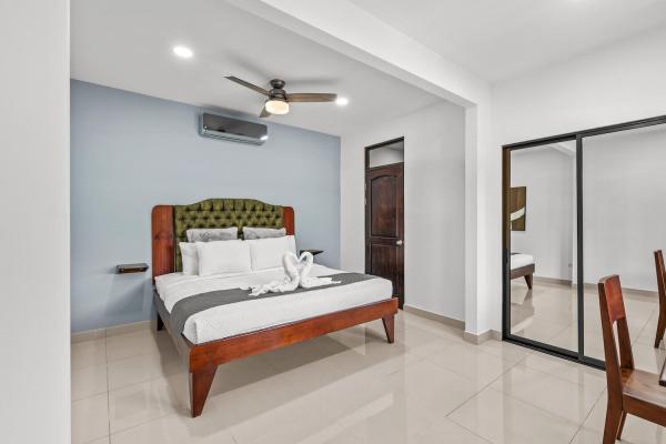 Bedroom 8 with 1 King Size Bed