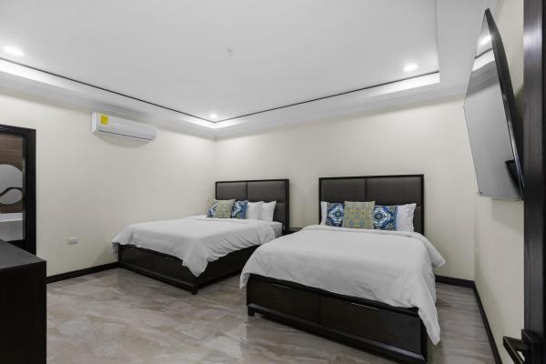 2 Queen Size Beds Oceanbreezevilla-11.room1