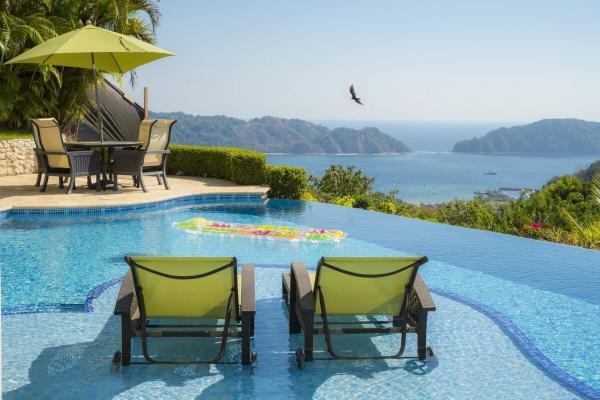 Sunbathing area with ocean view at Casa Puesta Del Sol