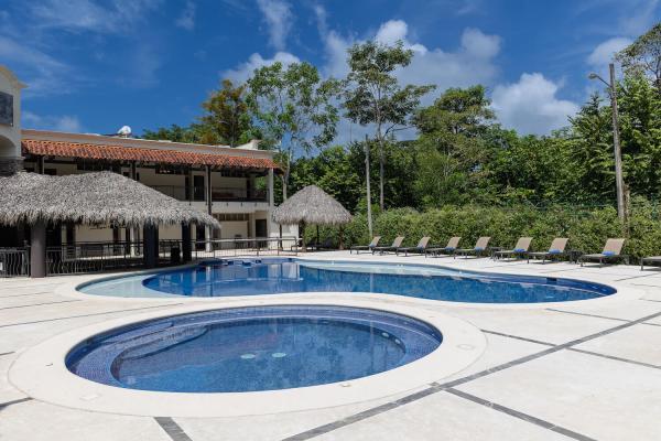 View of the jacuzzi and the swimming pool at Rancho de Suenos