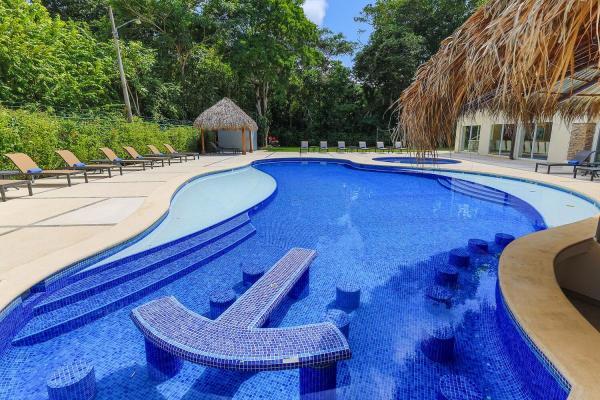 View of the swim-up bar and pool at Rancho de Suenos