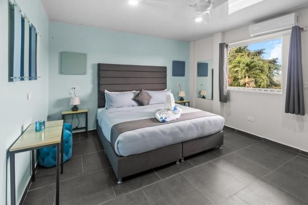 1 King Size Bed Bedroom-18-1