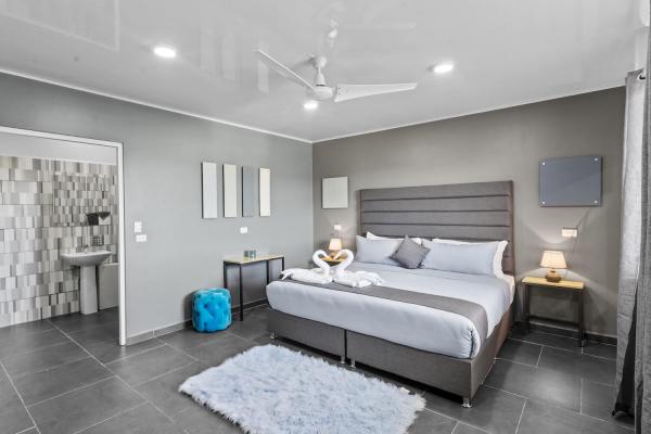 1 King Size Bed Large bedroom with comfortable furniture at Sky House Jaco