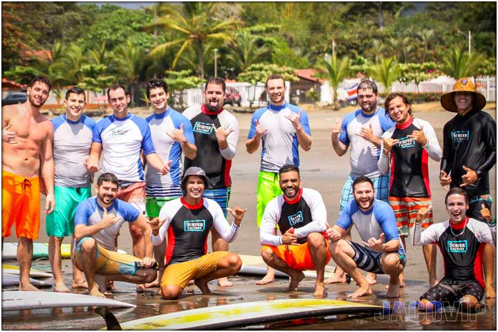 Surf lessons with large group and instructors