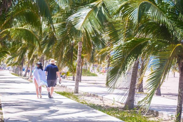 Couple walking on boardwalk in Jaco Beach