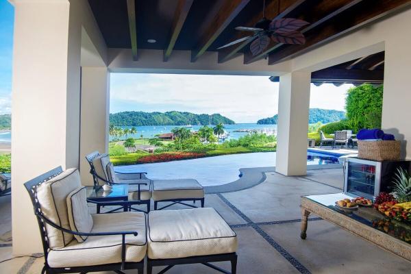 Backyard with ocean view at Villa Donostia