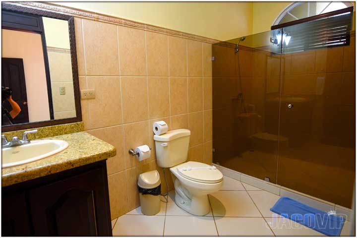 Large en-suite bathroom