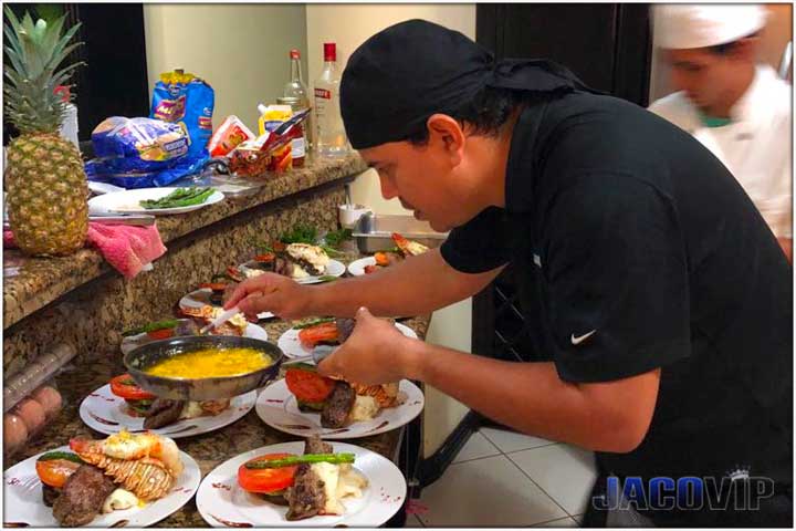 Two Jaco VP Chefs preparing meals at villa los amigos
