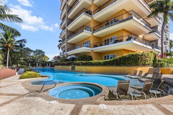 Vista Las Palmas building with pool and Jacuzzi on the beachfront