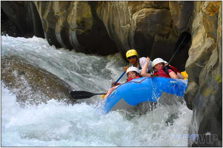 Raft up against grey boulder shoulder