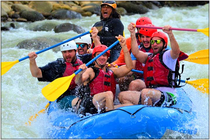 Group on raft in Savegre River white water